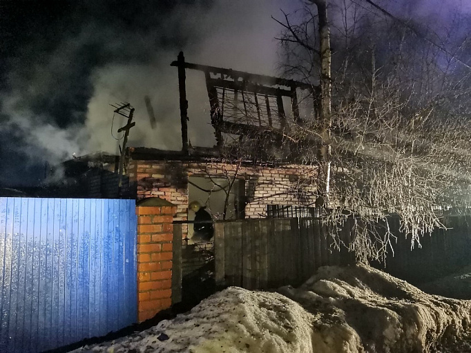 В Сургуте сгорел загородный дом, погибла женщина