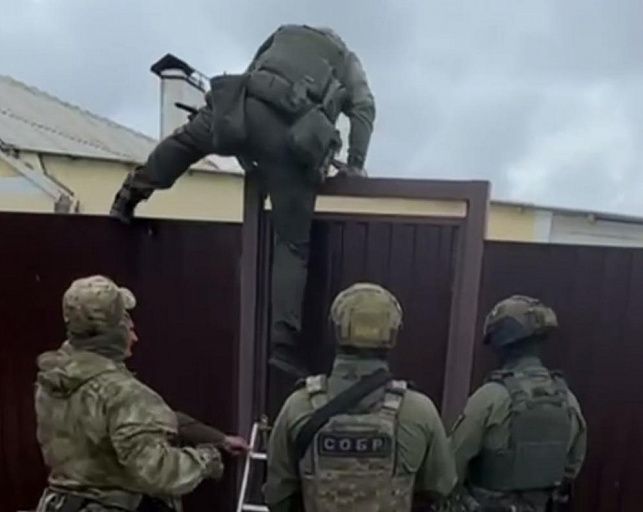 В Сургуте спецназ арестовал банду аферистов, воровавших деньги у пенсионеров